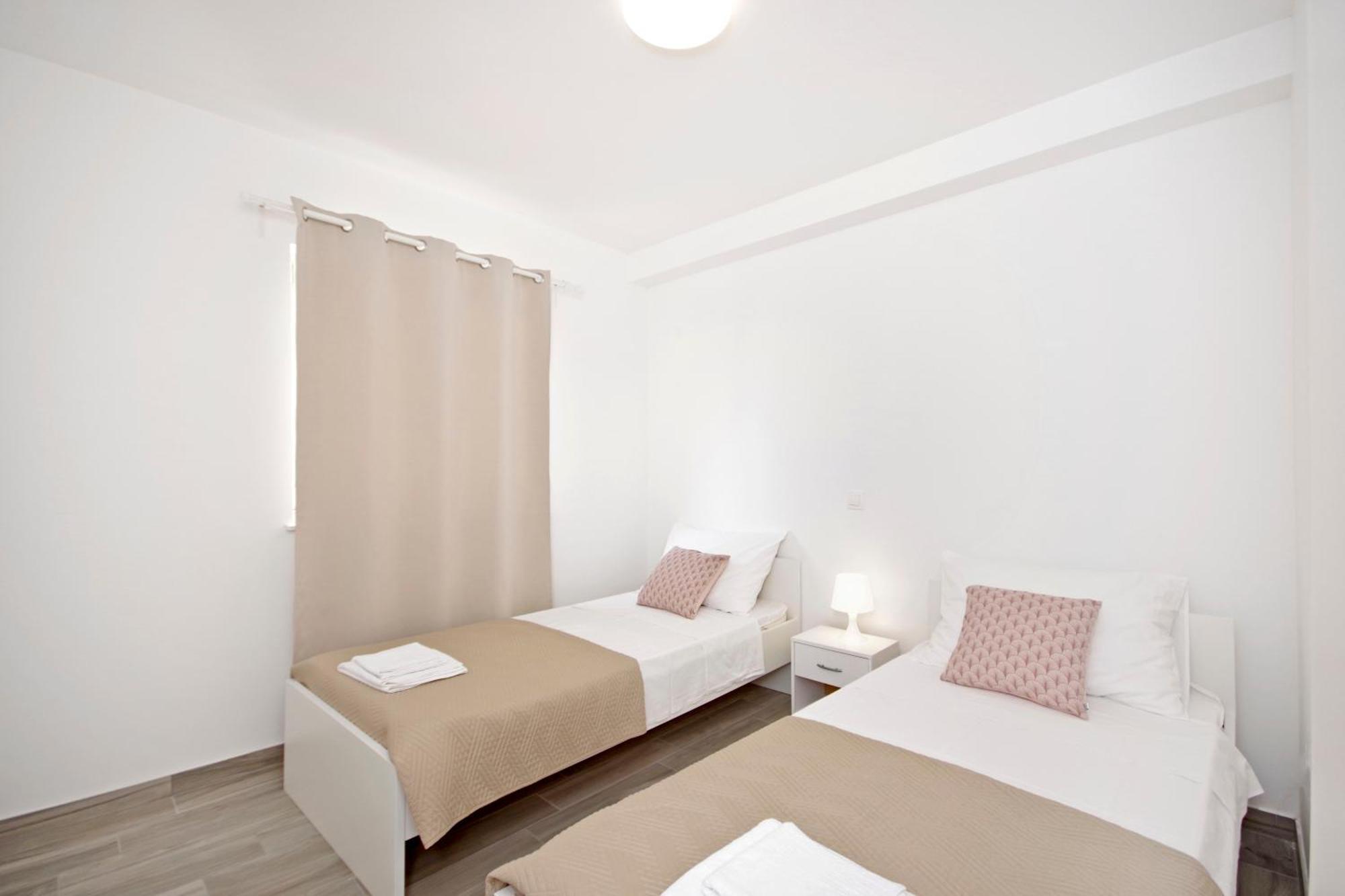 Apartments Frado Novalja Kültér fotó